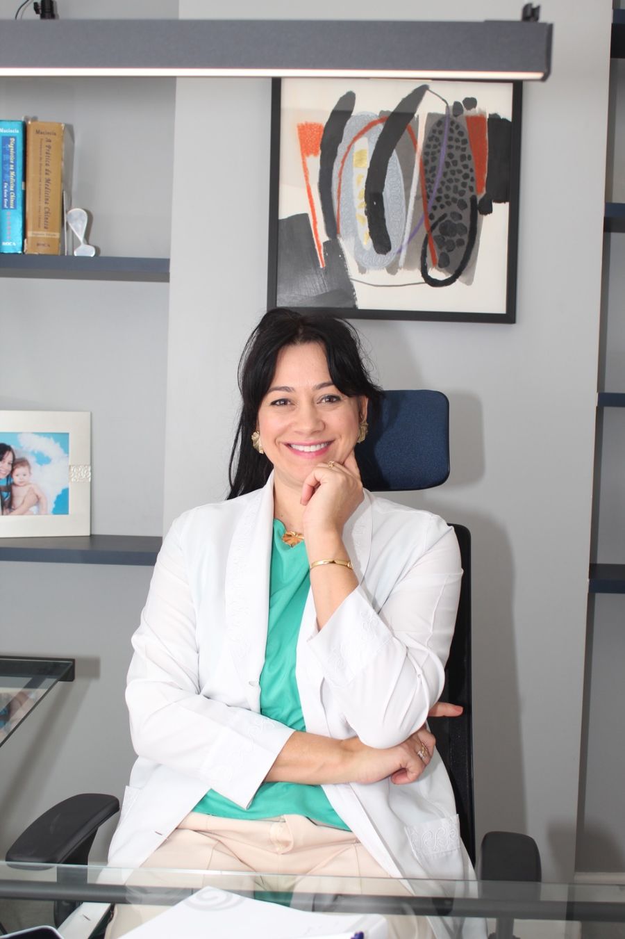 Sidineia Boiko sorrindo em seu consultório